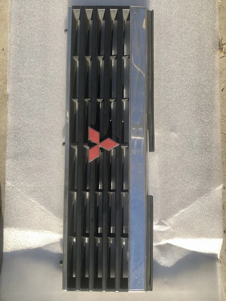 Jdm Mitsubishi Pajero mk1 Shogun Grill - Image 2 of 4