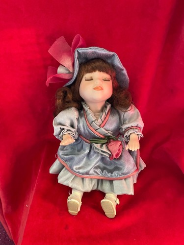 Wind Up Animated Musical Doll (Porcelain) - Picture 12 of 15