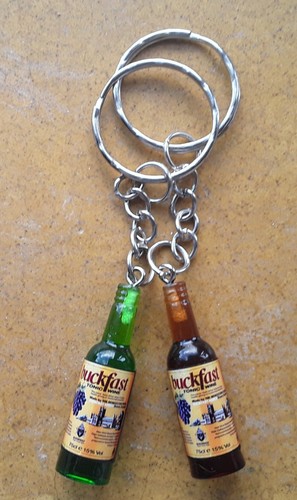 💥💥NEW 💥💥Gift Buckfast Tonic Wine Bottle Keyring BN💥💥BR larger Bottle - 第 5/5 張圖片