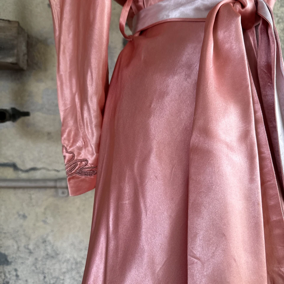 Maxi Vestido Vintage Años 40 Rosa Satinado Cremallera Acolchado Bordado Flores Años 30 Foto 4 de 4