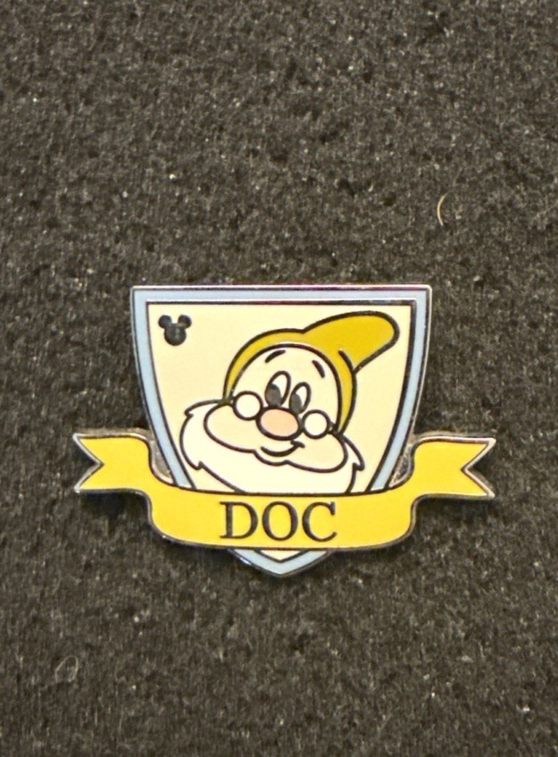 Disney 2018 Snow White Seven Dwarfs Doc Hidden Mickey Pin # 131131