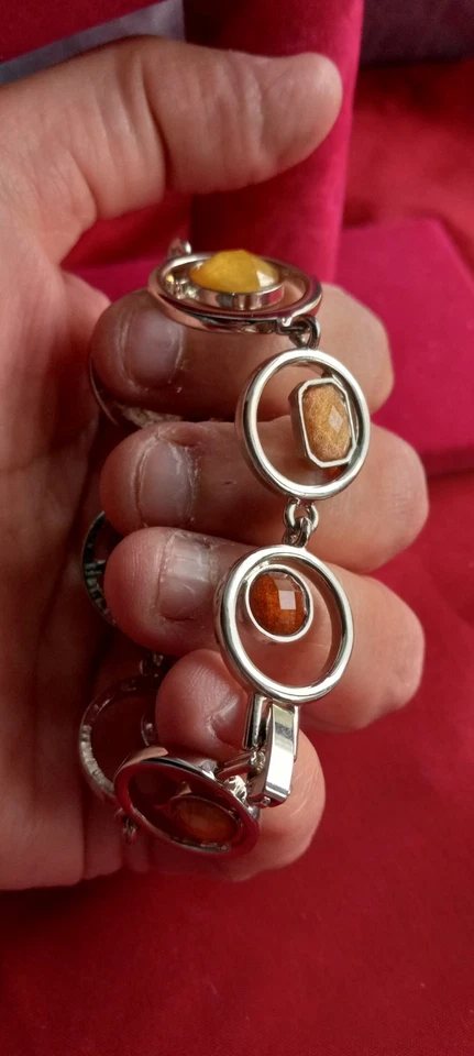 Brazalete de eslabones circulares tono plata Lia Sophia retirado con cristal facetado dorado y marrón Foto 4 de 4