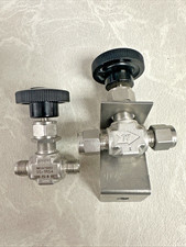 Whitey/Swagelok SS-1RS4 Integral-Bonnet Needle Valve 1/4 inch 316 (1 Lot of 2)