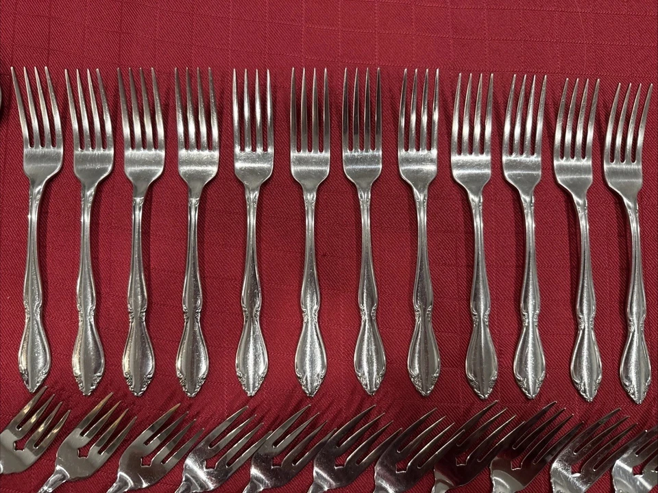 BERKLEY SQUARE Stainless By Oneida Glossy 66pc Service For 12 With 6pc Serv Set - Image 3 of 4