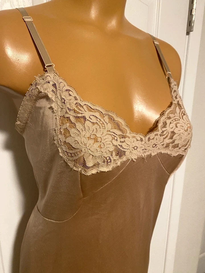DE COLECCIÓN AÑOS 70 CARMEL BEIGE NAILON CON CORPIÑO DE ENCAJE Y RIBETE SLIP COMPLETO TALLA 42 (XL) Foto 4 de 4
