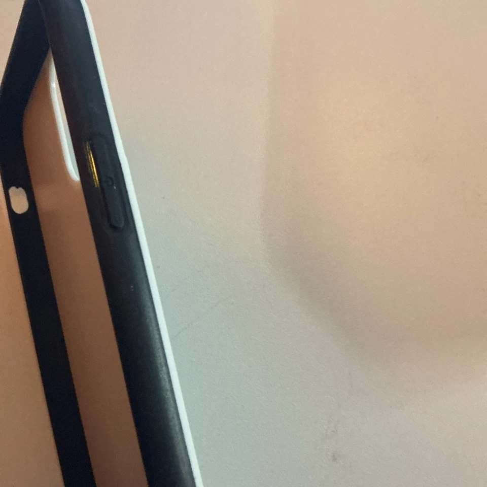 Capa BMW azul com logotipo BMW na parte de trás serve para iPhone 12 e 13 MINI - Imagem 3 de 4