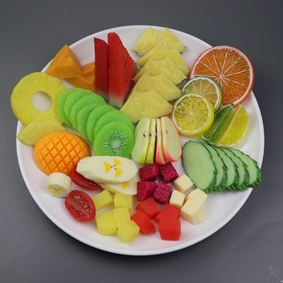 Detaillierte simulierte Fruchtscheiben kleine Zitronenscheiben realistische Hand
