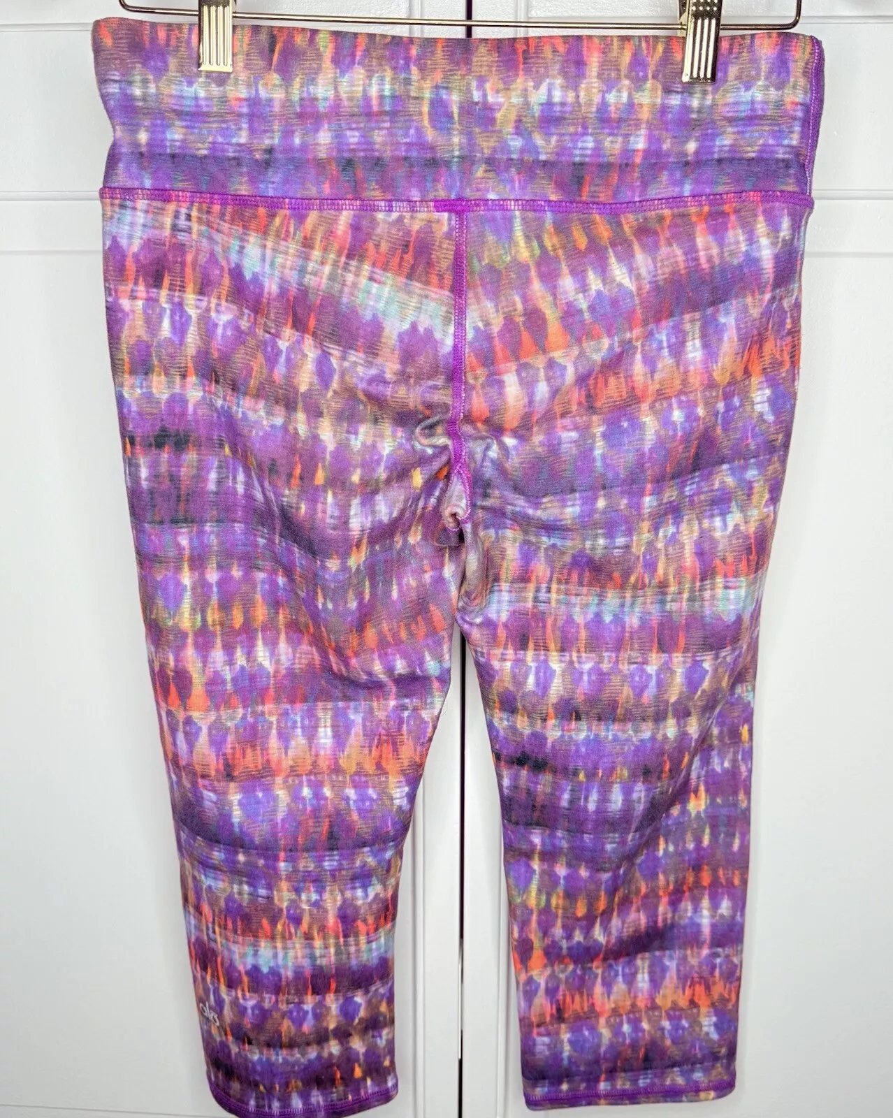 alo-yoga airbrush cropped capri leggings