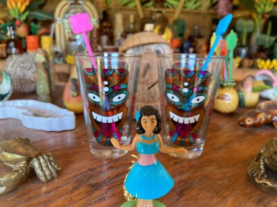 2  Tiki Glasbecher mit Tiki-Aufdruck und Tiki-Rührer