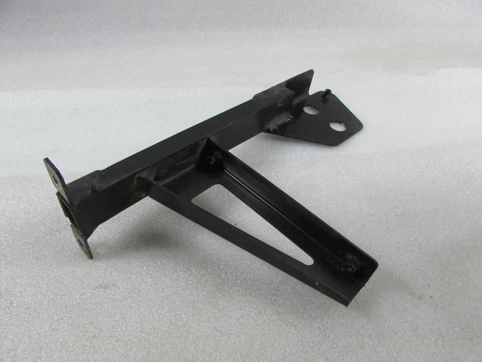 Soporte guardabarros inferior izquierdo Ferrari 599 GTB, LH, usado, P/N 67103611 Foto 3 de 4