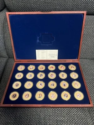 Medaillenset Queen Elisabeth II 24 x 33 mm vergoldet mit Farbapplikationen Proof - Bild 1 von 4