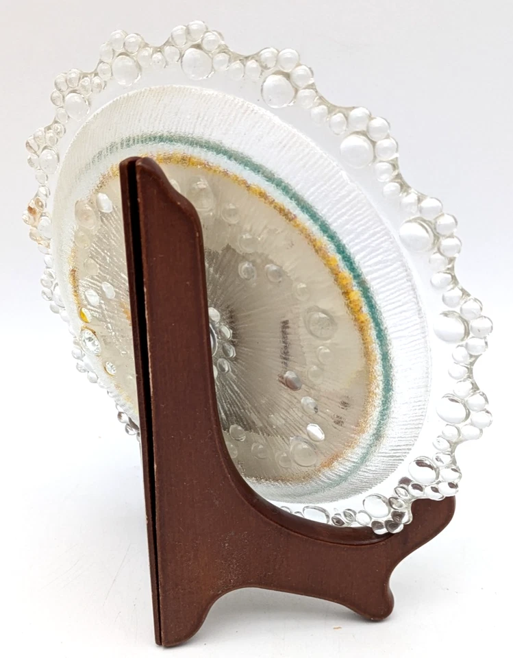 Par de gatos persas de ojos verdes debajo de la cúpula placa de vidrio de fieltro con soporte de madera Foto 3 de 4