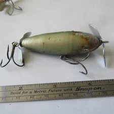 FISHING LURE UNKNOWN 2½"  INJURED MINNOW  RED HEAD & SILVER SIDES