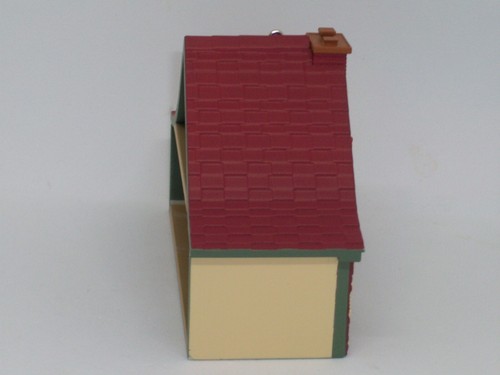 Hallmark 2023 Tudor Tradicional - Casas y Tiendas Nostálgicas 40th - Nuevo en Caja - Imagen 15 de 16