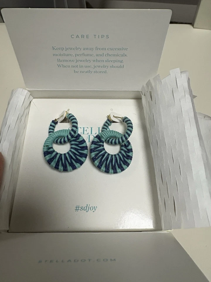 Stella & Dot Double Take 绿松石环状耳环全新原装盒。 — 第 4/4 张图片