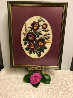 Vintage gerahmt 5 rote Rosen Wandteppich/Stickerei 37 x 31 Blumen Wolle Kunstwerk