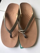 WOMEN'S OLUKAI IWI SILVER/GOLDEN SAND FLIP FLOP SANDAL LEATHER UPPER SIZE 10 NWT