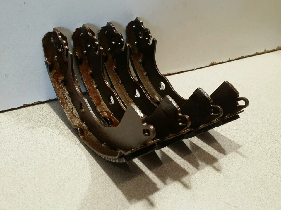 Zapata de freno de tambor trasera Bendix R628 con revestimiento, se adapta a vehículos enumerados en la tabla  Foto 4 de 4