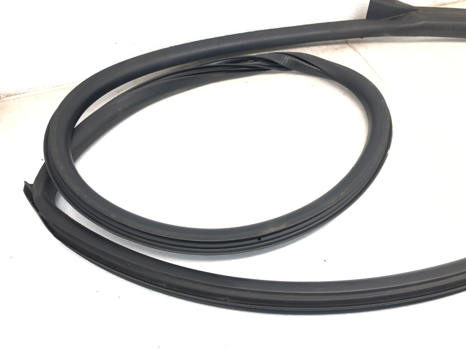 2017-2022 MASERATI LEVANTE RIGHT PASSENGER FRONT DOOR WEATHERSTRIP SEAL OEM