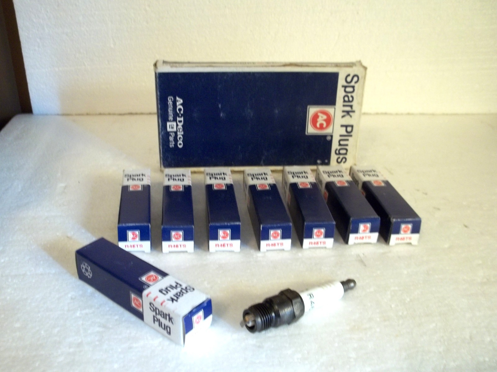8 Vintage NOS R46TS AC Spark Plugs AC-Delco  Made In USA 5613957