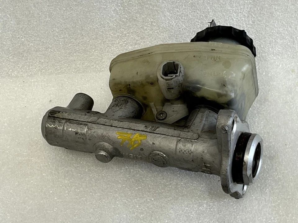 1997 LEXUS LS400 BRAKE MASTER CYLINDER NON-TRACTION OPTION 47201-50150 - Image 2 of 3