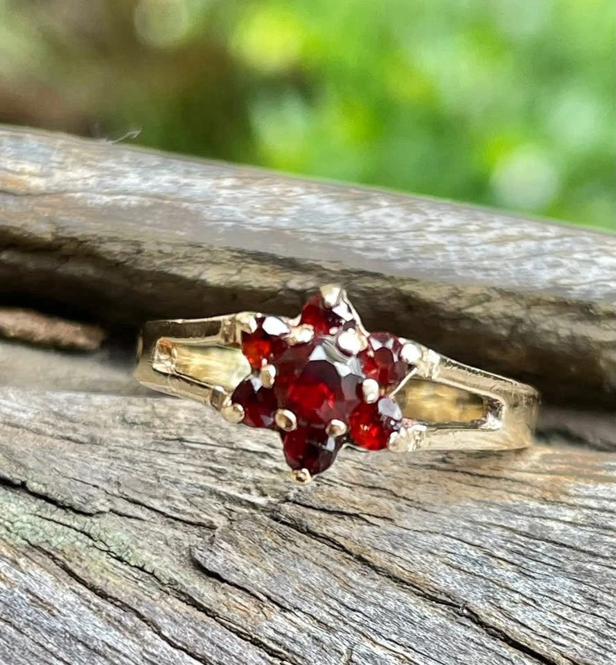 Anillo de granates de corte redondo de 9 quilates Foto 2 de 4