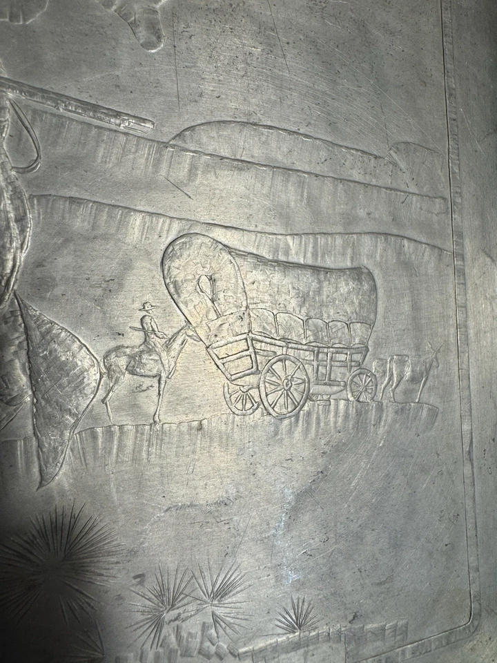 BANDEJA ARMADURA ARTHUR DE COLECCIÓN BANDEJA PARA SERVIR ALUMINIO MARTILLADO ESCENA DE VAQUERO Y VAGÓN Foto 4 de 4