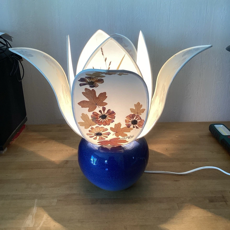 Lampe Peux Boule Céramique Bleu Abat Jour 8 Pétales Fleurs Séchées C. Dumaire - Photo 4/4