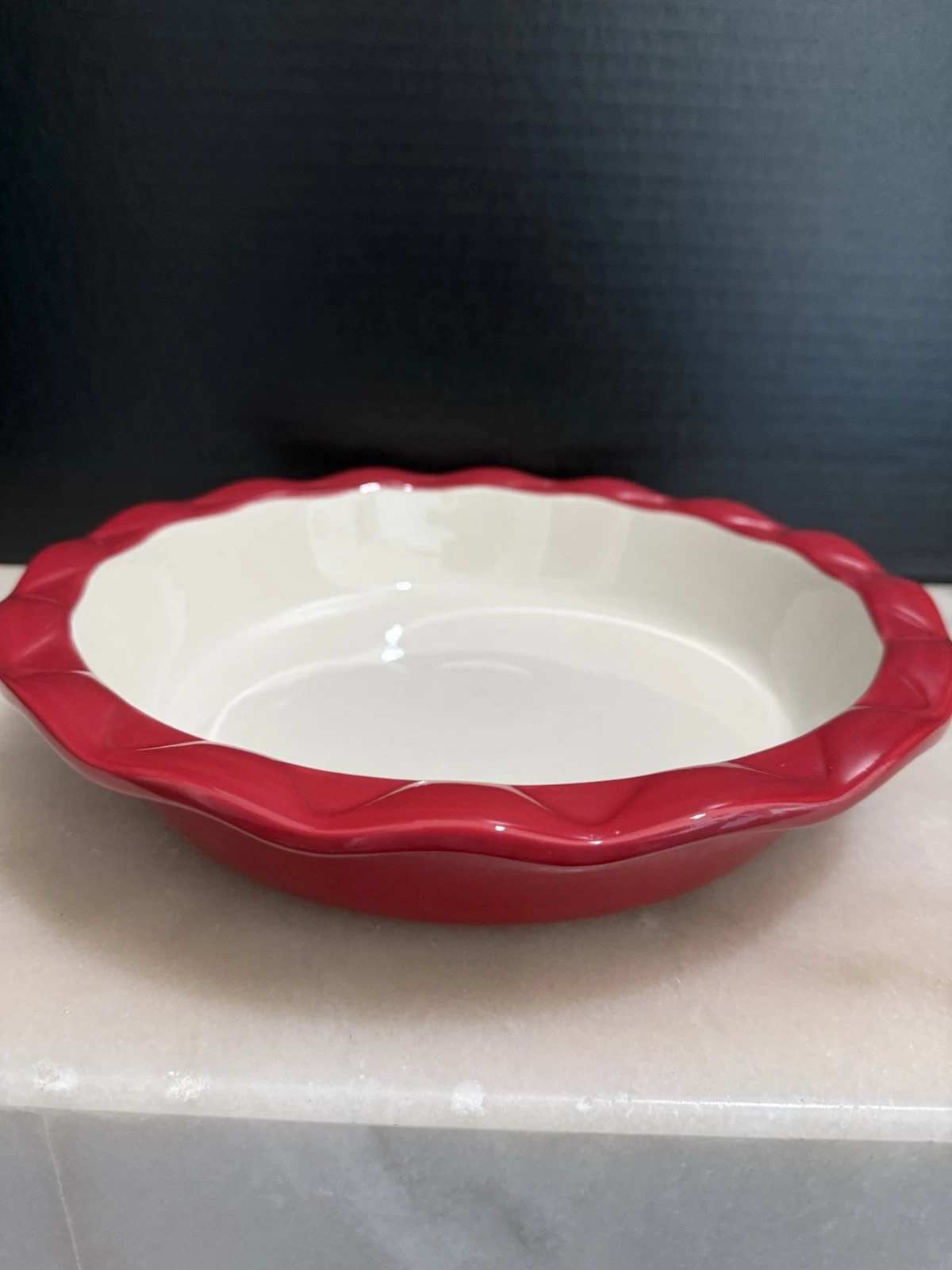 Red White Pie Plate 10-3/4" x2" Stoneware Crofton Scalloped Edges
