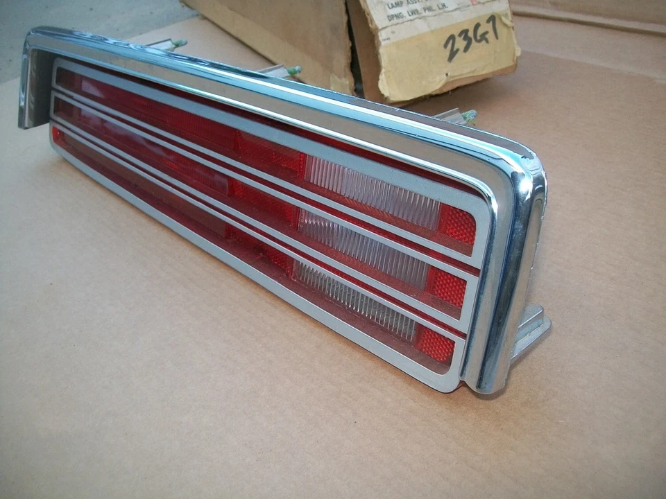 Новый из старых запасов MoPar 1974-1977 Plymouth Gran Fury LH задний фонарь в сборе для водителя - Изображение 2 из 4