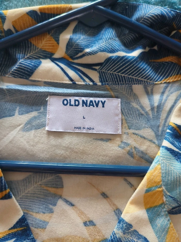 Old Navy Men's Short Sleeve Hawaiian Shirt Button up, Large - New With Tag - Image 4 of 4