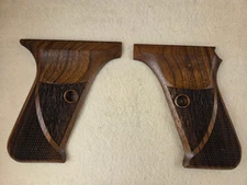 HK P7 PSP Walnut Chkrd/Txtd PistolGrips W/O LOGO FOR PROTRUDING MAG RELEASE U3