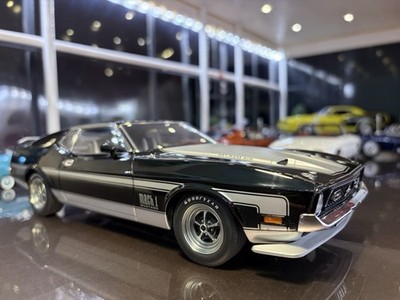 1/18 AUTOart 1971 Ford Mustang Mach 1. Neuwertig in Box seltenere schwarze Version.