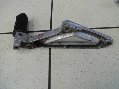 WB. Honda VT 750 S RC07 Fußraste hinten Links + Halter Platte Träger Sozius Rast - Picture 2 of 2