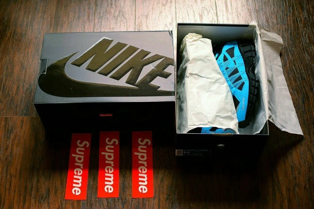 Baskets bleues Supreme x Air Humara taille 9,5 avec 3 autocollants Supreme