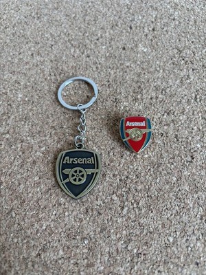 ARSENAL ZINK METALL SCHLÜSSELANHÄNGER PLUS META/EMAILLE ANSTECKNADEL ABZEICHEN PREIS BEINHALTET POST