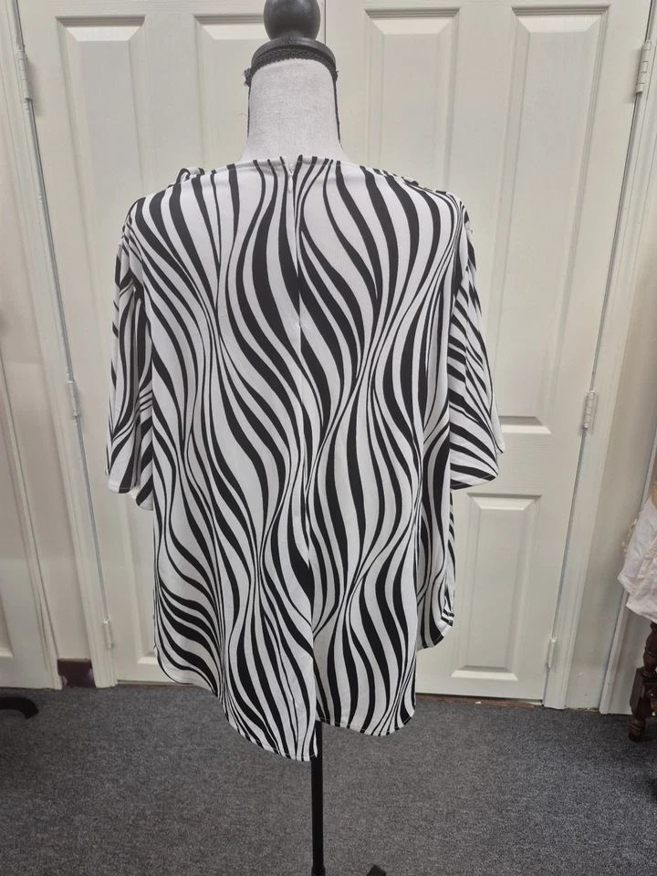 Blusa Alfani talla grande estampada cuello capucha manga acampanada - blanca y negra - 1X Foto 3 de 4