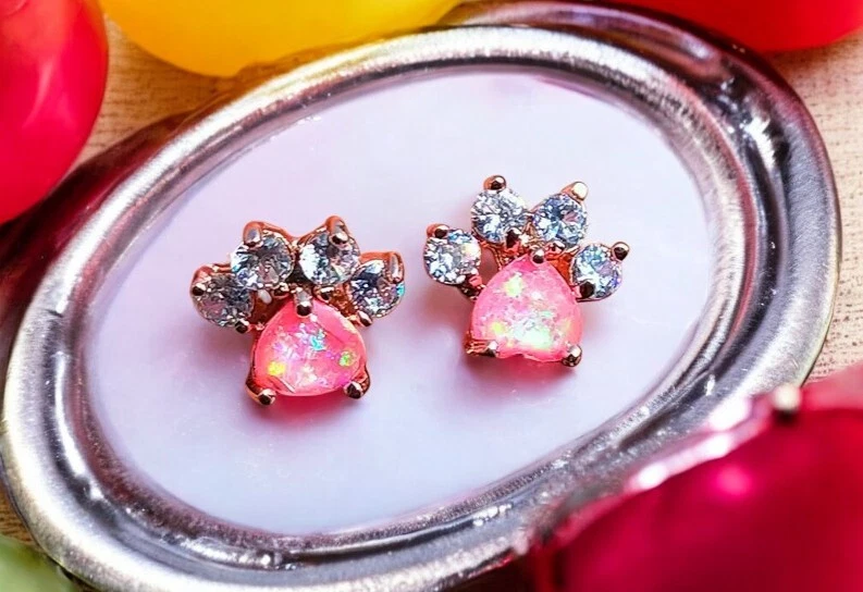 Brincos fofos com design de pata de animal com decoração de opala brilhante - Imagem 3 de 4