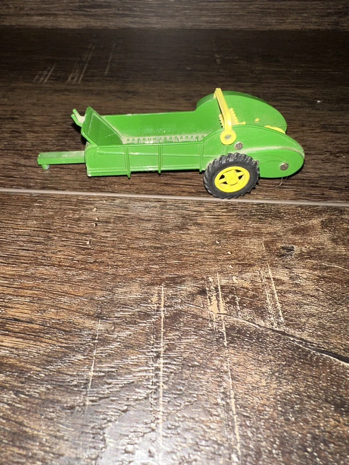 Vintage Ertl John Deere Manure Spreader. Diecast 1/43 Scale #2312U WORKING - Image 3 of 4