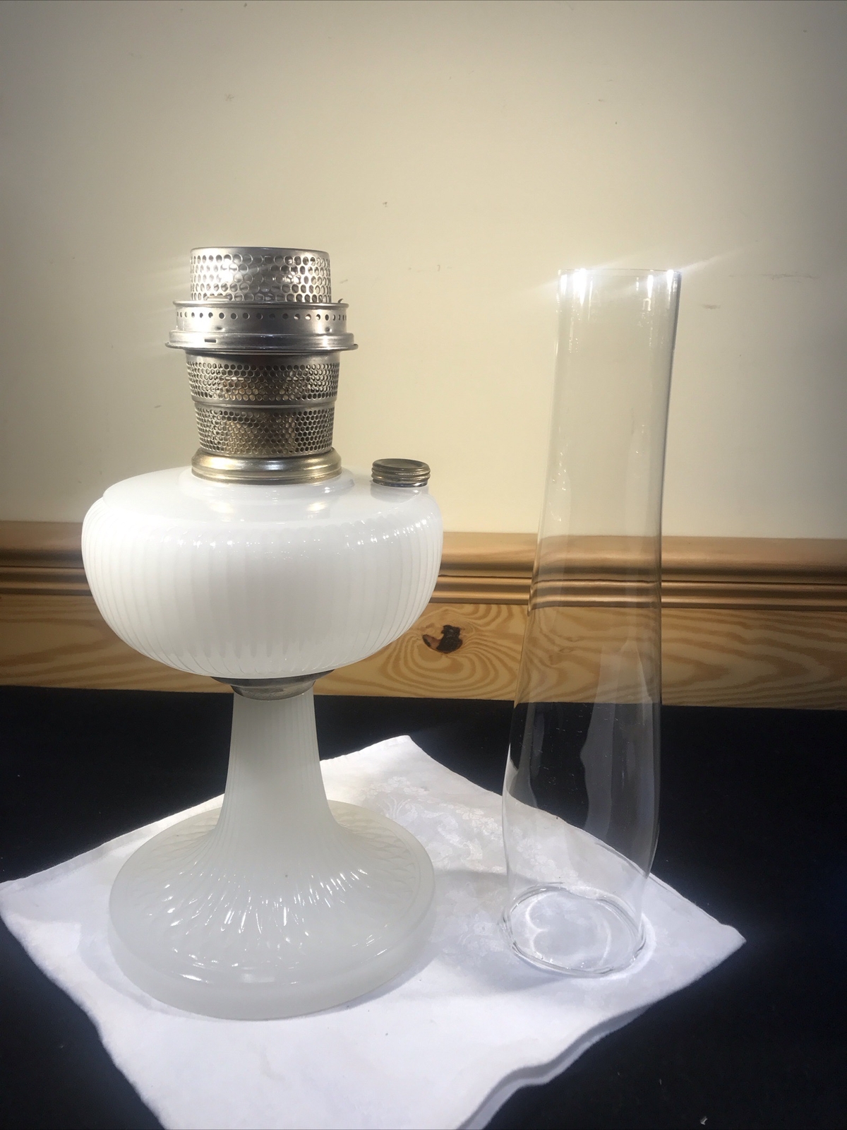 Aladdin Vertique White Moonstone 1938 B93 Kerosene Oil Kerosene Lamp