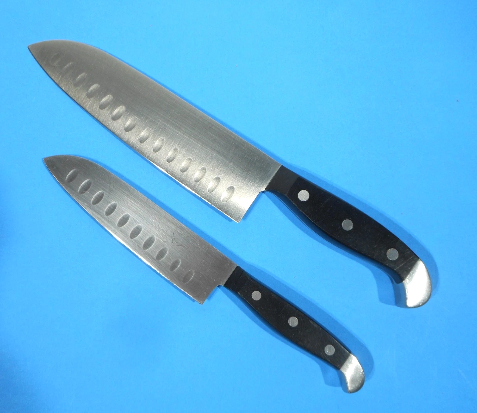 2 JA HENCKELS S/S SERRATED KNIVES "STATEMENT" 13546-200 (8") & 13540-130 (5")
Opens in a new window