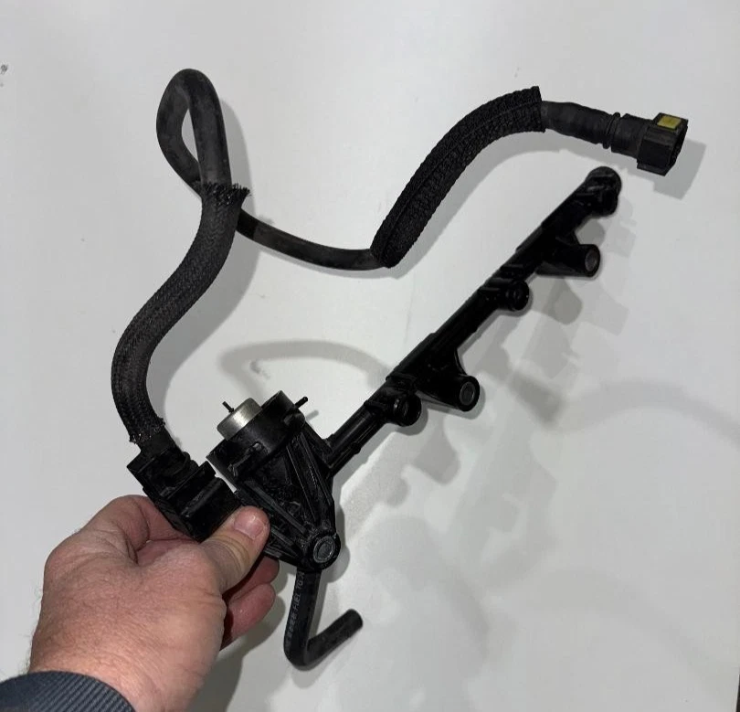 Toyota Sienna 2015 riel de combustible genuino fabricante de equipos originales pieza usada 135.000 millas tubo subensamblaje Foto 4 de 4