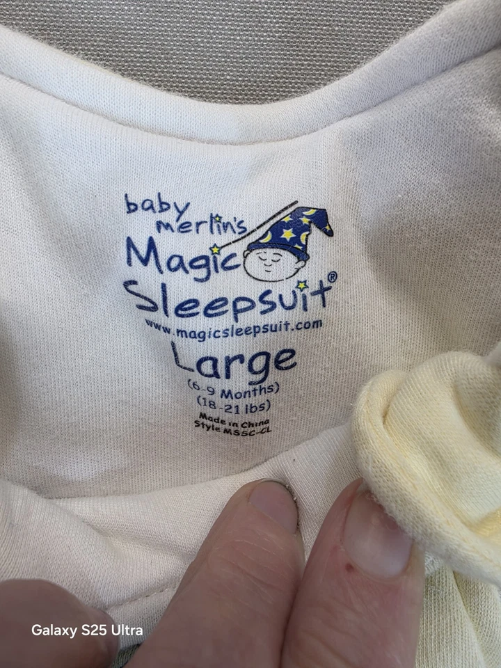 Macacão Baby Merlin's Magic grande amarelo 6-9 meses - Imagem 3 de 4