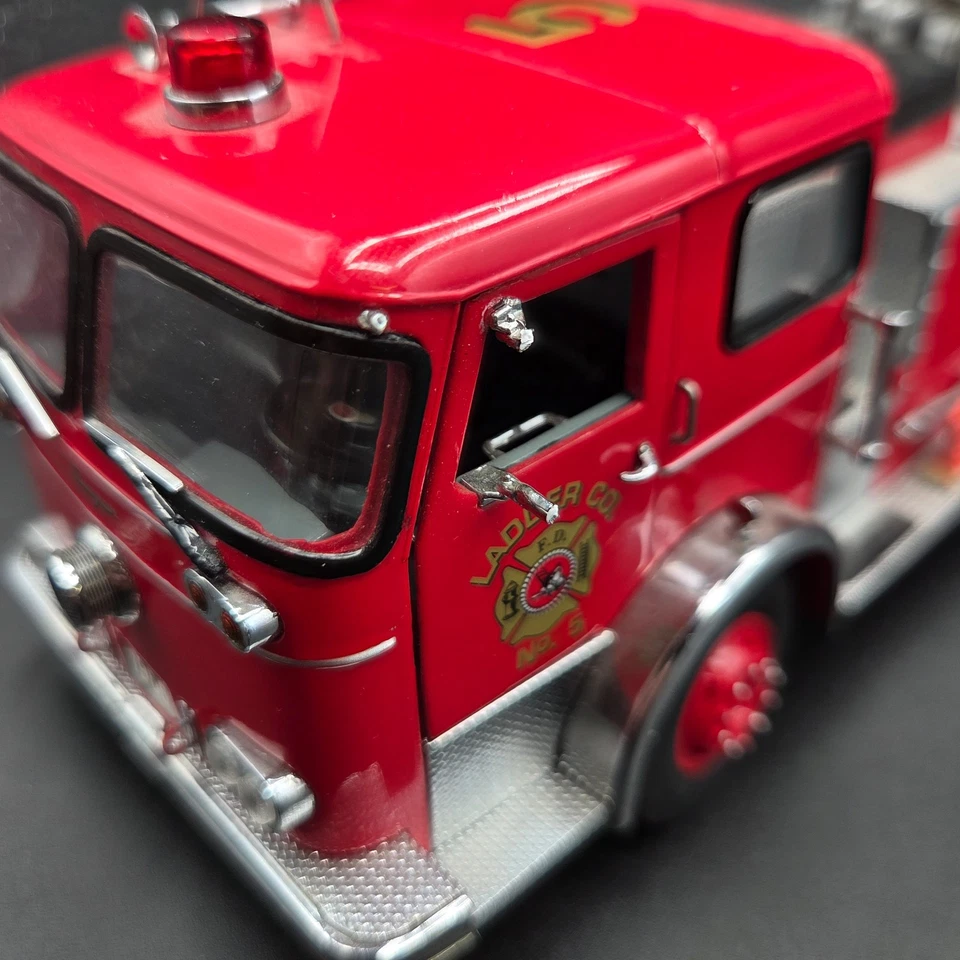 Franklin Mint 1965 Seagrave Aerial Ladder Fire Truck 1/32 Scale **READ** - Image 3 of 4