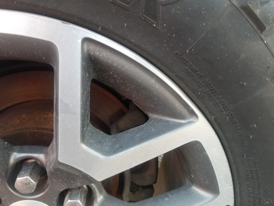 17 2017 GMC CANYON ALL TERRAIN 17X8 WHEEL 6 SPOKES GRAY AND MACHINED SEE IMAGES - Image 3 of 4