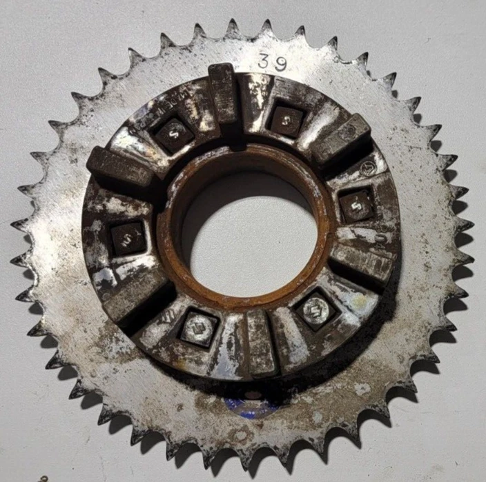 Piñón trasero 39T y brida de transmisión 1973 Suzuki TS250 TS 250 Savage 73 Foto 2 de 4