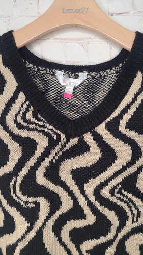 Women's Knit Sweater Cropped V Neck Vest Black Beige Jrs Sz S 3-5 No Boundaries  - Picture 2 of 5