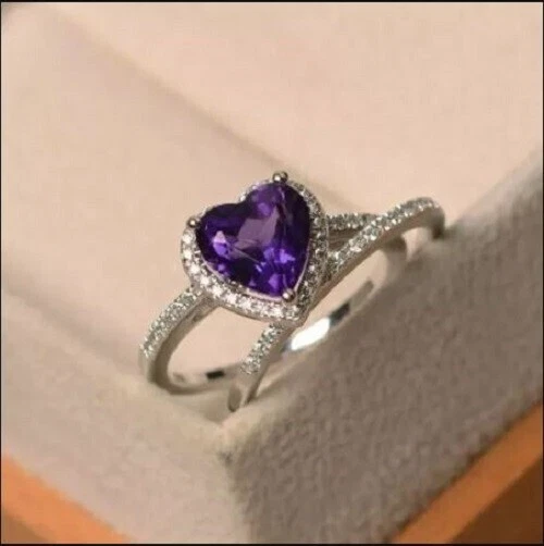 Juego de anillos de compromiso nupcial de amatista creados en laboratorio de corazón de 2 quilates enchapados en oro blanco de 14 quilates Foto 2 de 3