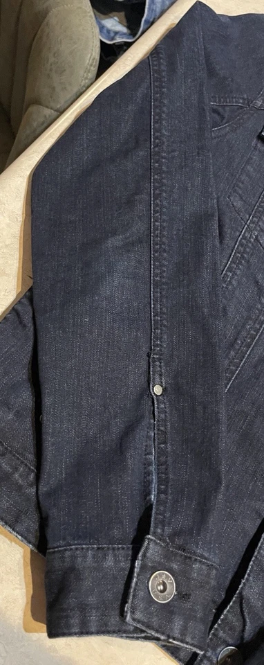 Chaqueta de mezclilla John Varvatos para hombre mediana clásica camionero bolsillos abotonados índigo Foto 3 de 4