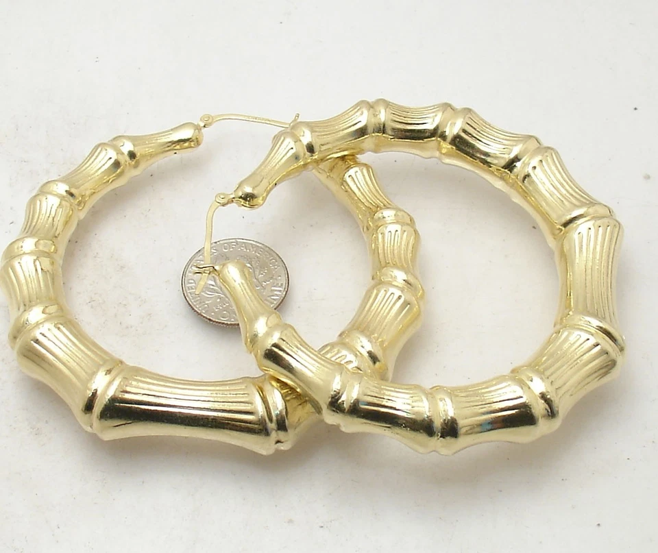 Pendientes de aro Technibond de bambú graduados de 2,75" enchapados en oro amarillo de 14K en plata Foto 4 de 4